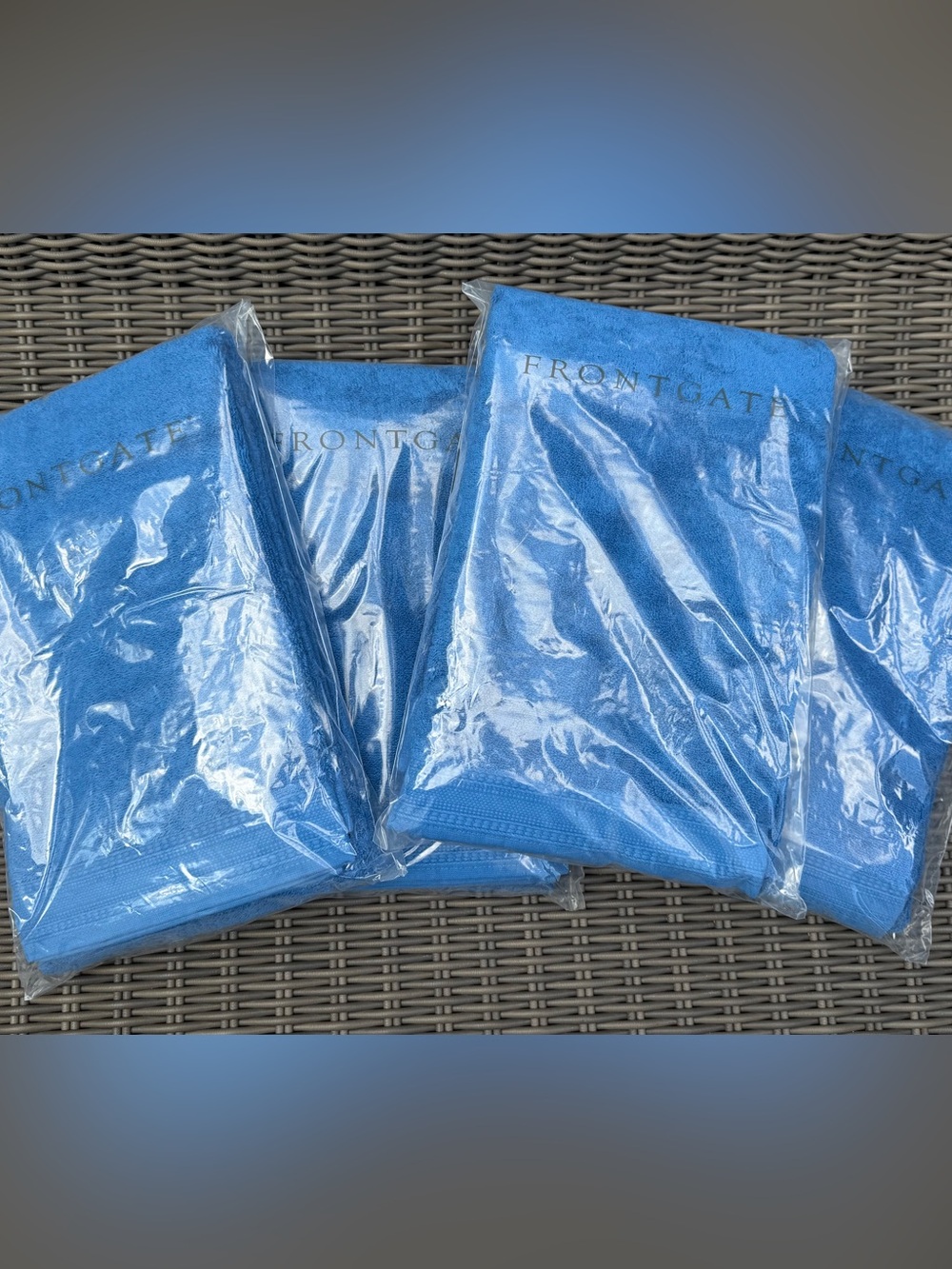 Frontgate Resort Solid Pool Towels (4) - NWT